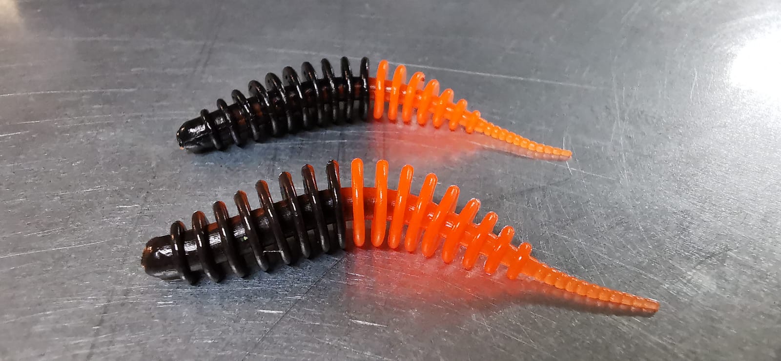 ProBaits Mini Custom Lures Troutworm Mega Soft / Bubblegum- Flavour In 3,8 Cm Länge / Farbe: Schwarz-Orange