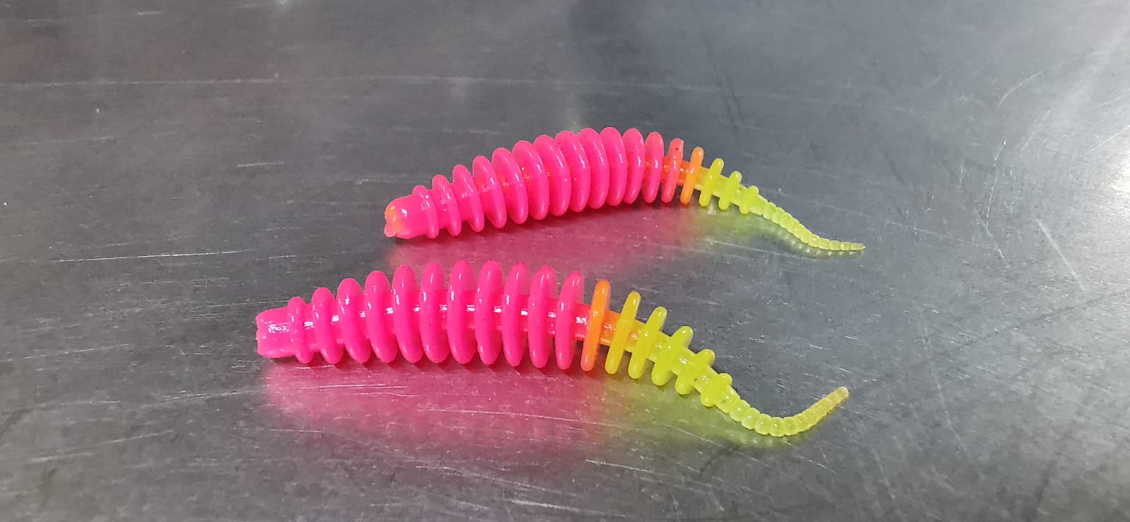 ProBaits Custom Lures Troutworm Mini Mega Soft / Bubblegum- Flavour In 5cm Länge / Farbe: Pink-Gelb