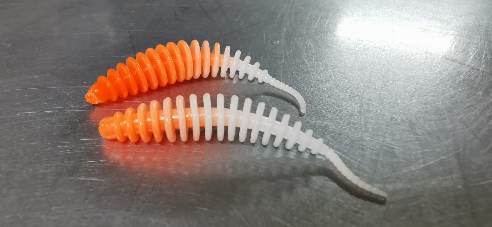 ProBaits Custom Lures Troutworm Mini Mega Soft / Bubblegum- Flavour In 5cm Länge / Farbe: Orange-Weiß