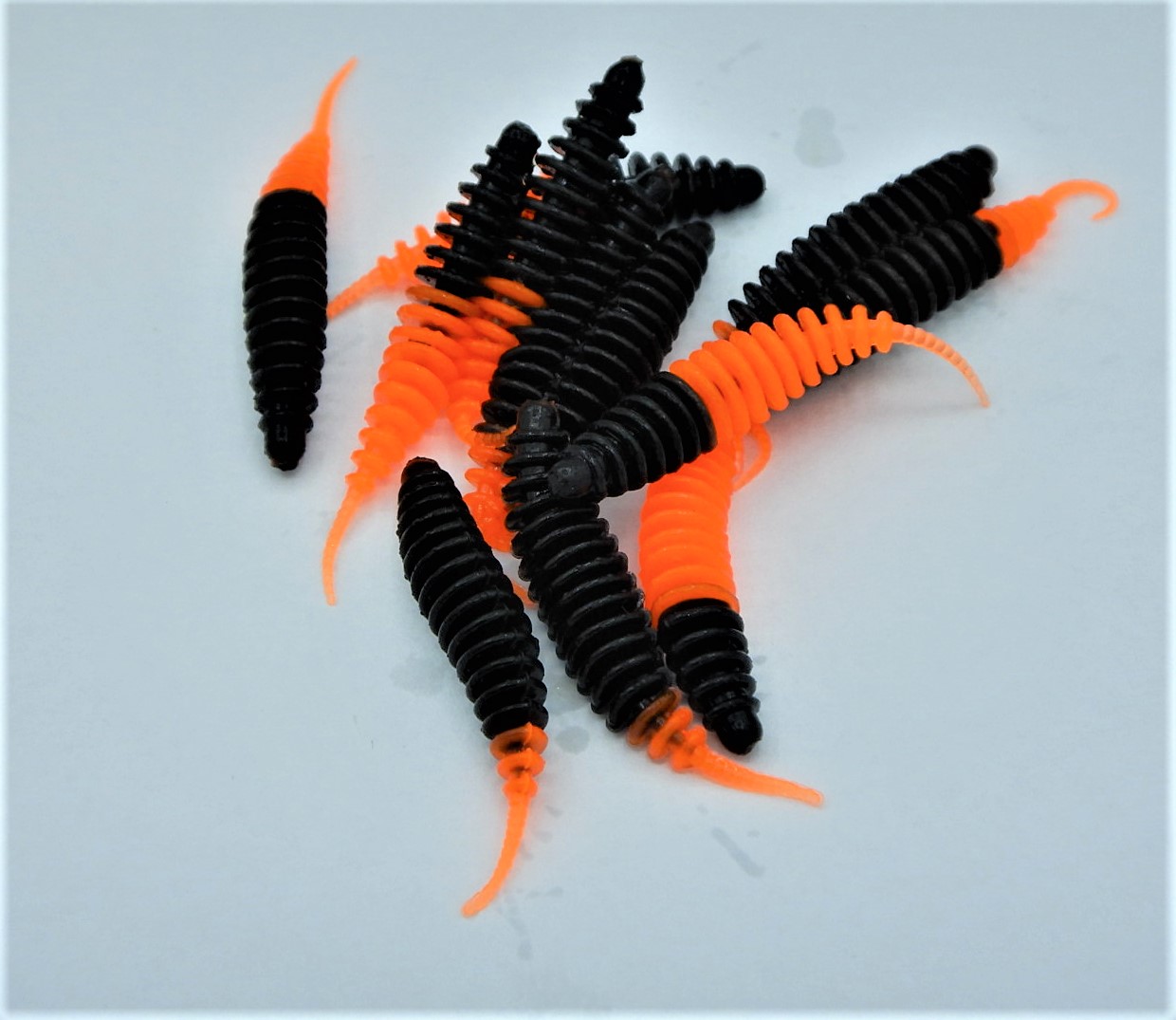 ProBaits Mini Custom Lures Troutworm Mega Soft / Käse- Flavour In 3,8 Cm Länge / Farbe: Schwarz-Orange